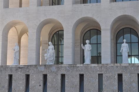 il quartiere romano con il colosseo quadrato|Exploring Palazzo della Civiltà Italiana .